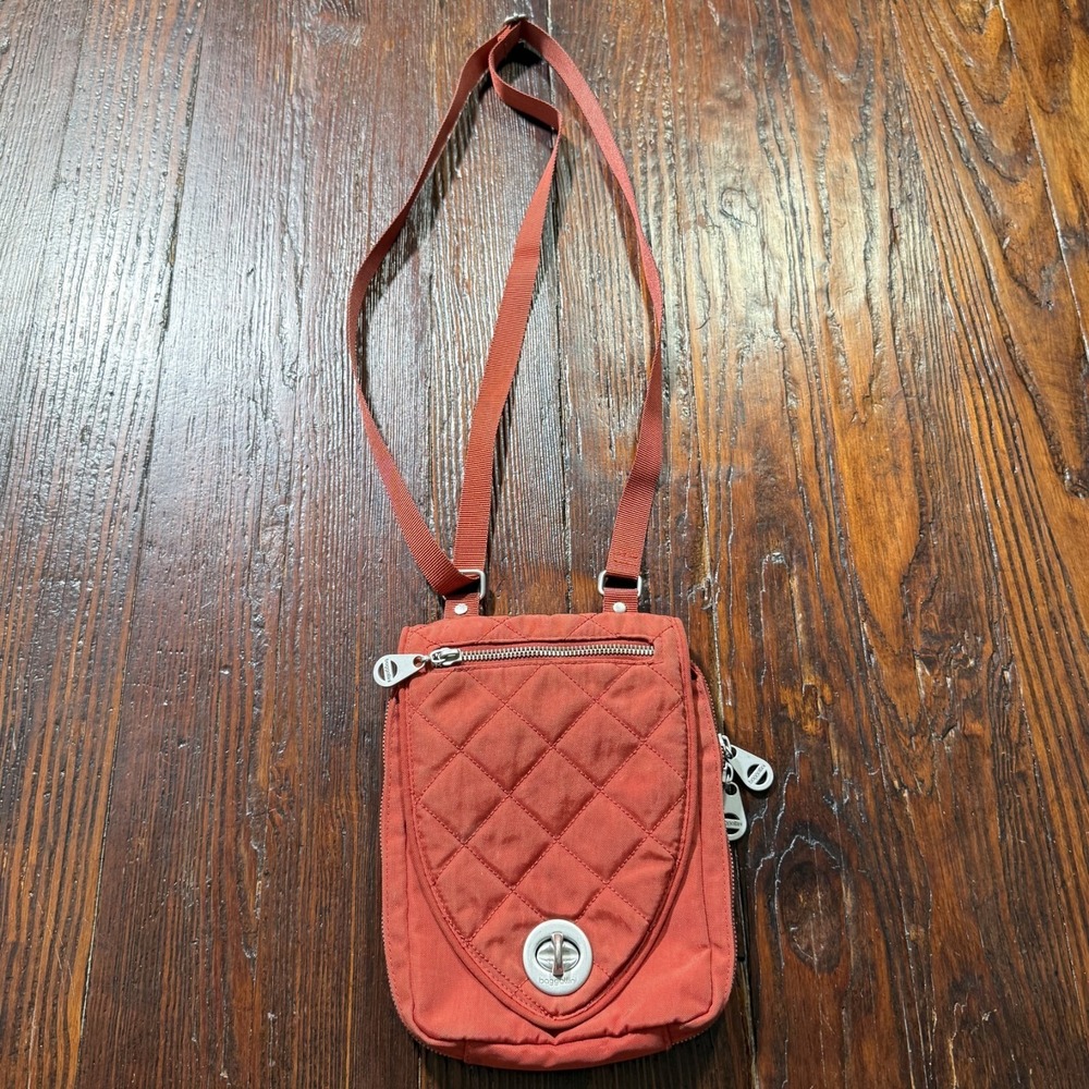 Baggallini Crossbody Purse Bag Red Quilted Turnlock‎ Zipper Travel